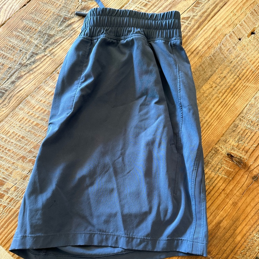 Lululemon Men’s pace breaker 5 inch XS